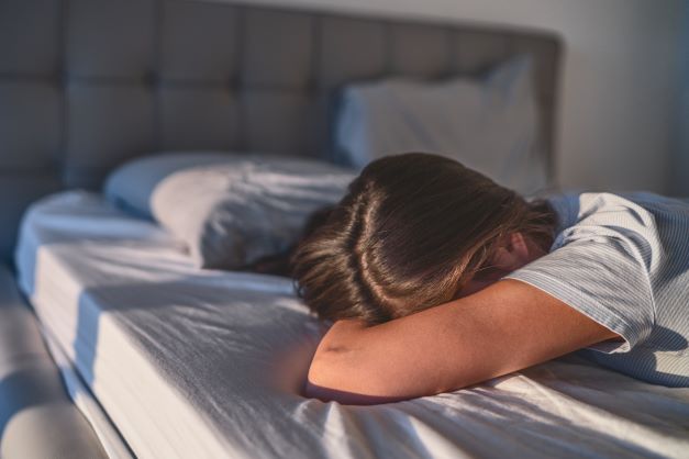 woman-lying-face-down-in-her-bed-feeling-isolated